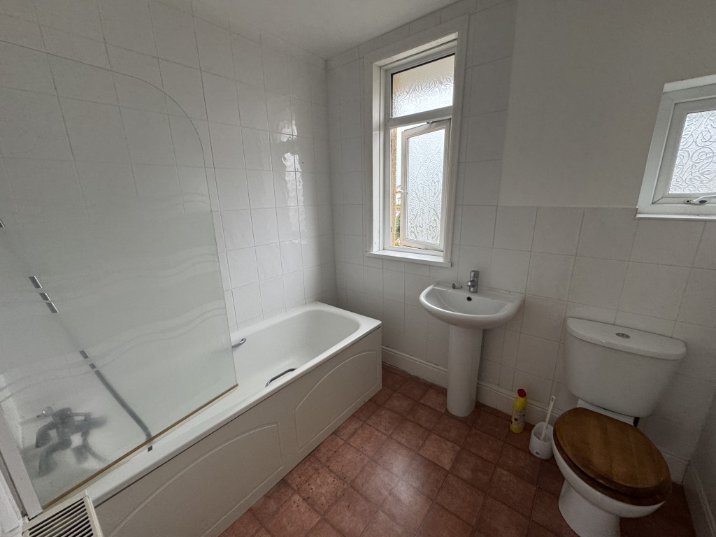 Lot: 179 - END-TERRACE HOUSE FOR OCCUPATION OR INVESTMENT - Bathroom